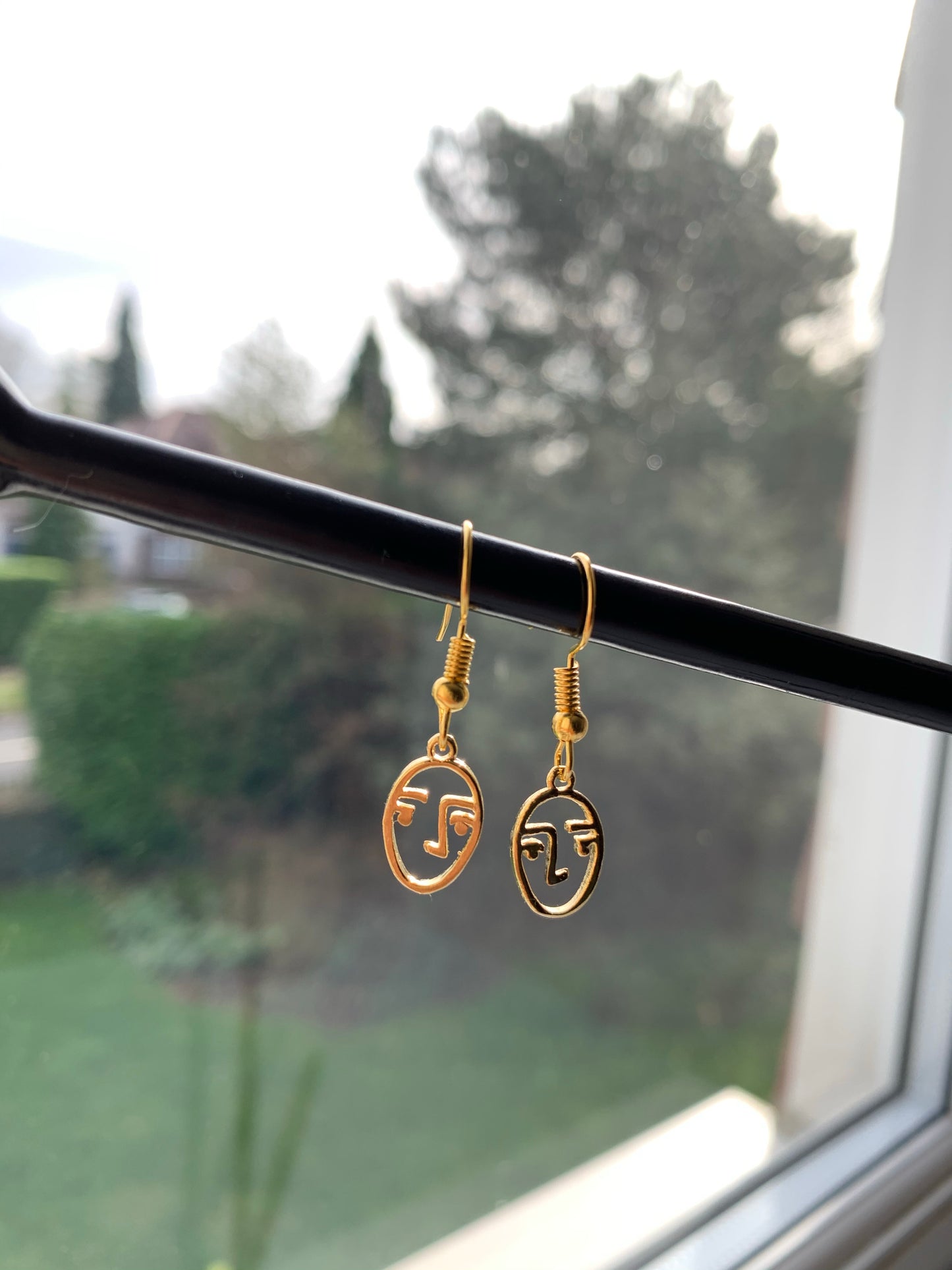 'Face' - gold earrings